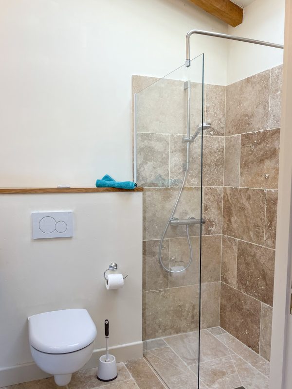 Additional shower with wc, ground floor