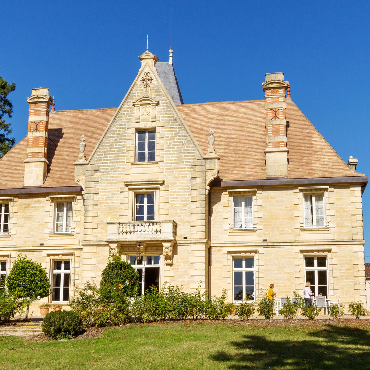 Chateau La Grave Bechade holiday wedding accommodation near Duras SW France