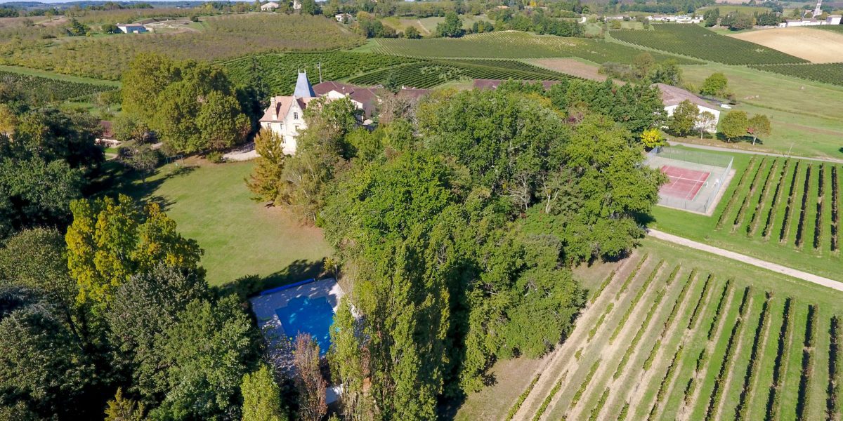 Chateau La Grave Bechade nestled amongst the vineyard and surrounding countryside