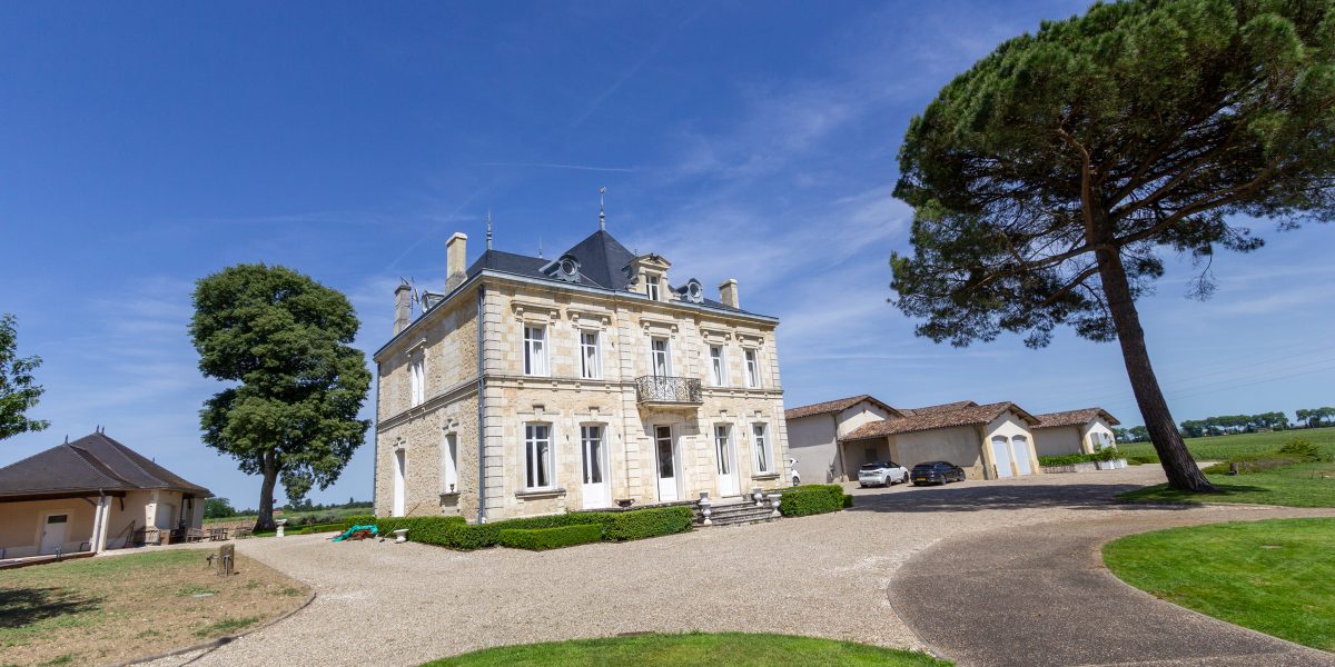 Chateau de Bel Air luxury holiday accommodation near Pomerol near Saint-Émilion and Bordeaux, Southwest France