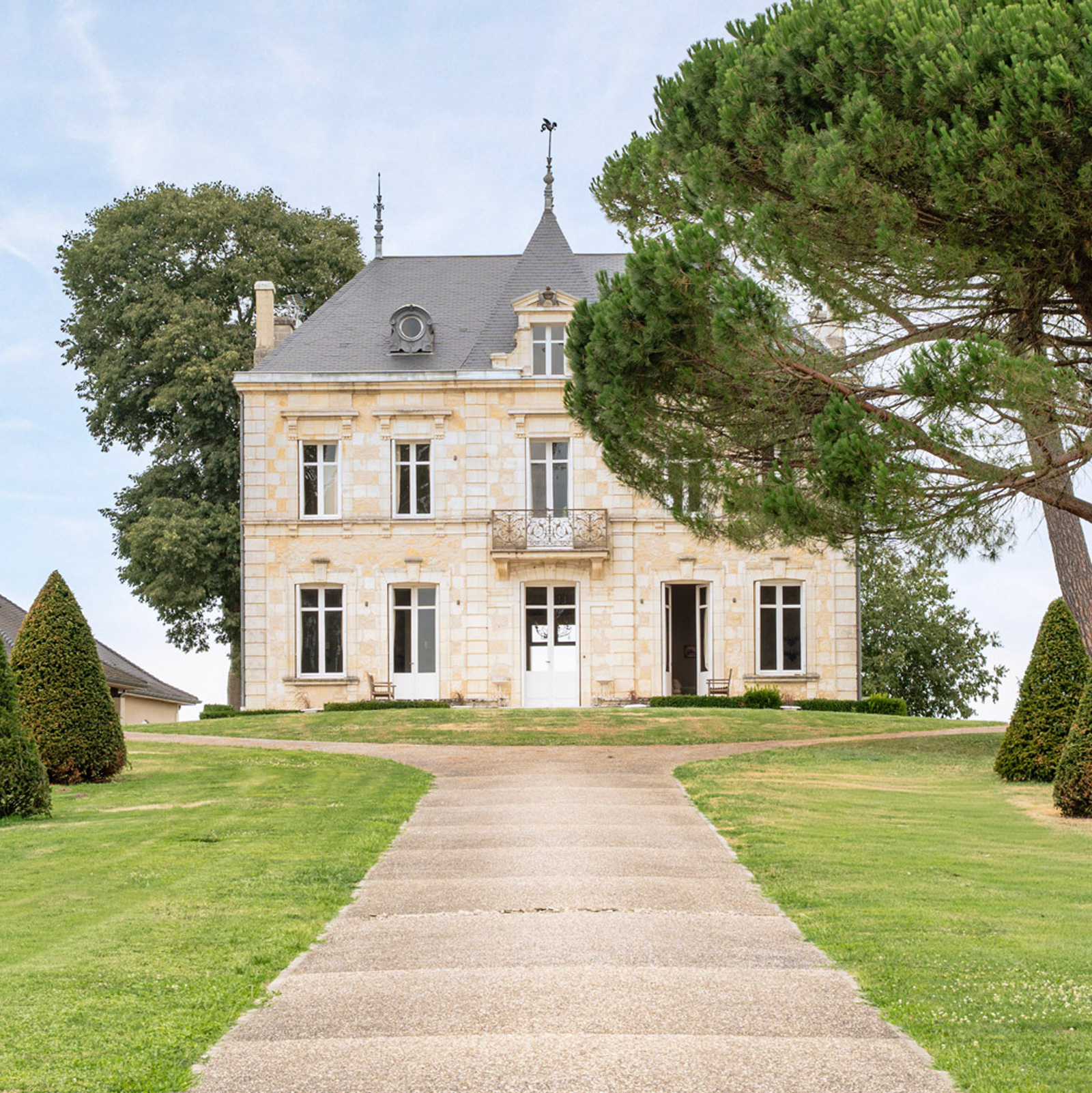 Chateau de Bel Air luxury holiday accommodation near Pomerol near Saint Emilion and Bordeaux
