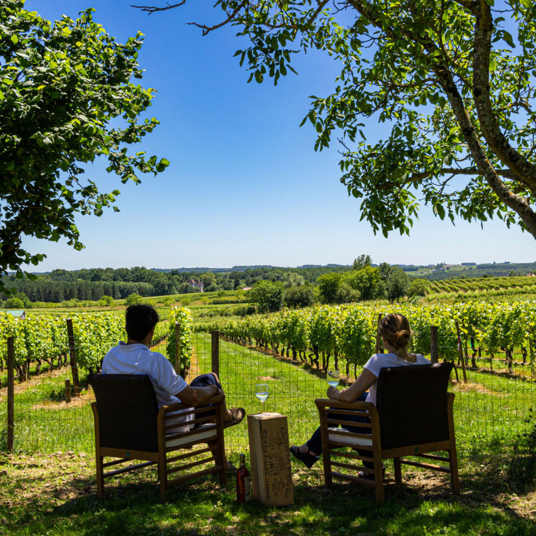Chez Mamie holiday villa in Monbazillac near Bergerac, southwest France, with heated pool, hot tub, air conditioning and vineyard views.