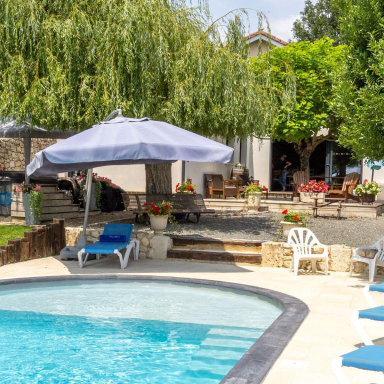 Chez Mamie holiday villa in Monbazillac near Bergerac, southwest France, with heated pool, hot tub, air conditioning and vineyard views.