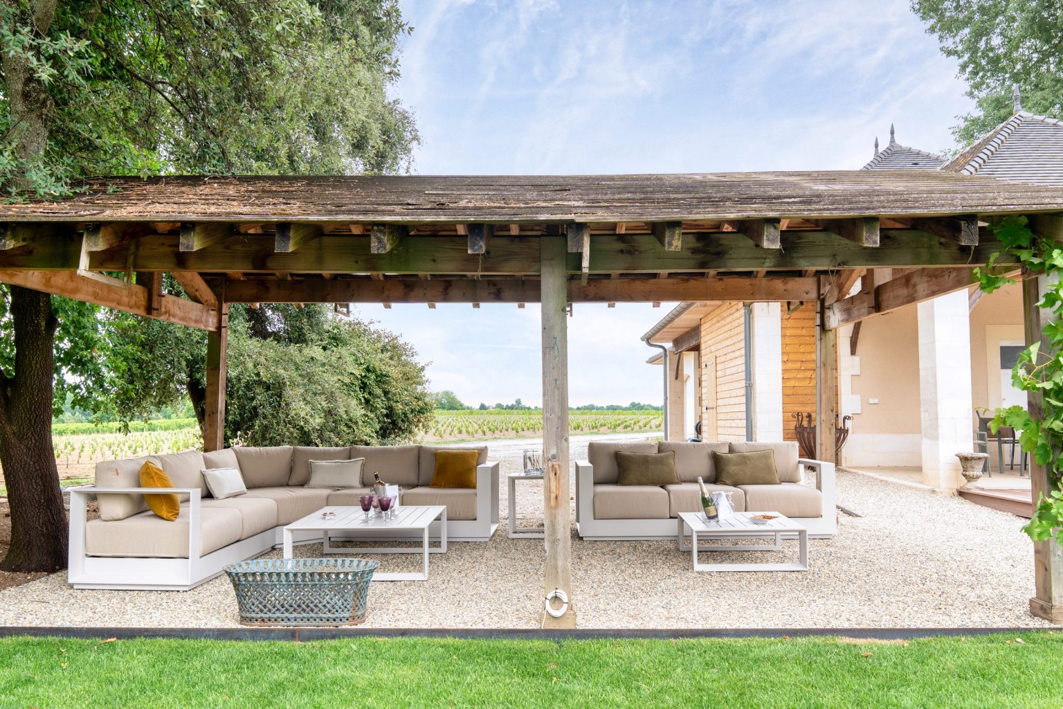 Chateau de Bel Air luxury holiday accommodation near Pomerol near Saint-Émilion and Bordeaux, Southwest France