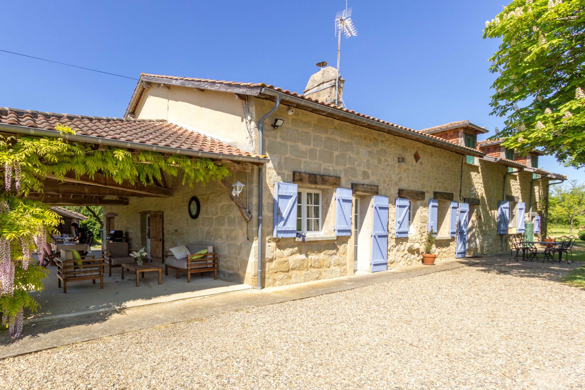 Holiday villa in France with a pool, near Bordeaux, Bergerac and the Dordogne south west France