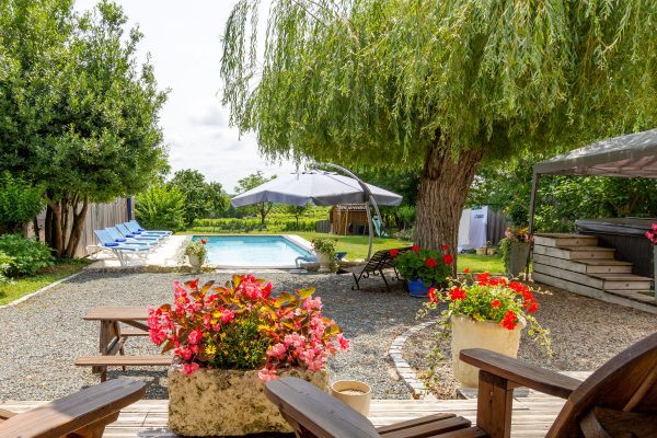 Holiday villa with a private heated pool and hot tub in the Dordogne village of Monbazillac near Bergerac SW France