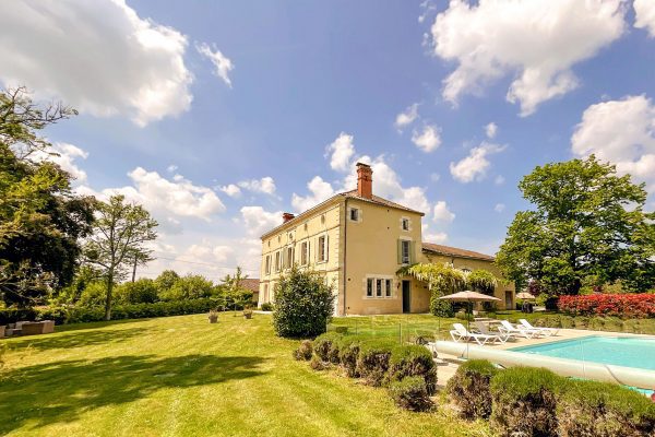 Joli Fleuron Duras sw France with a private heated pool