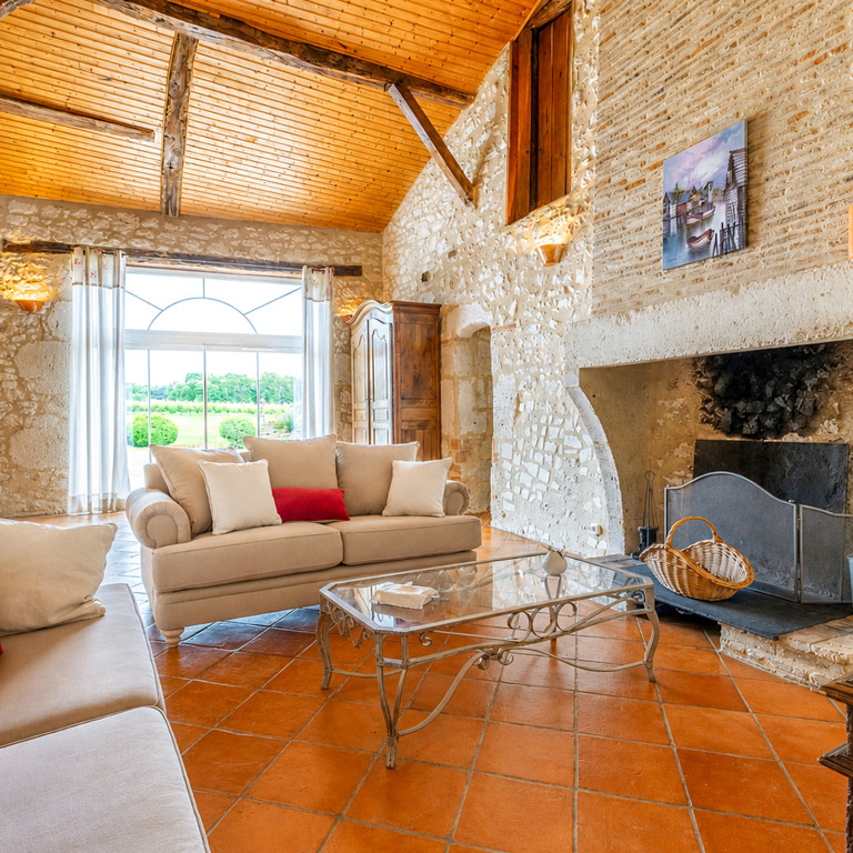 Jubin is a 5 bedroom holiday villa with a private secure pool, near Bordeaux and Bergerac in south west France