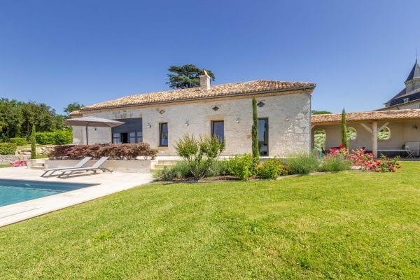 La Citadelle, holiday villa in France with a private secure heated pool set on the Chateau Picon vineyard