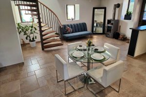 La Prairie Dining table