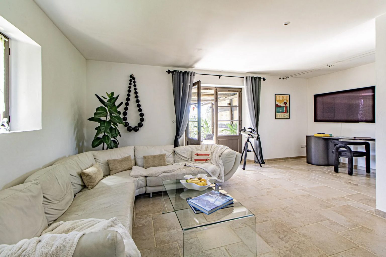 La Prairie, lounge and tv