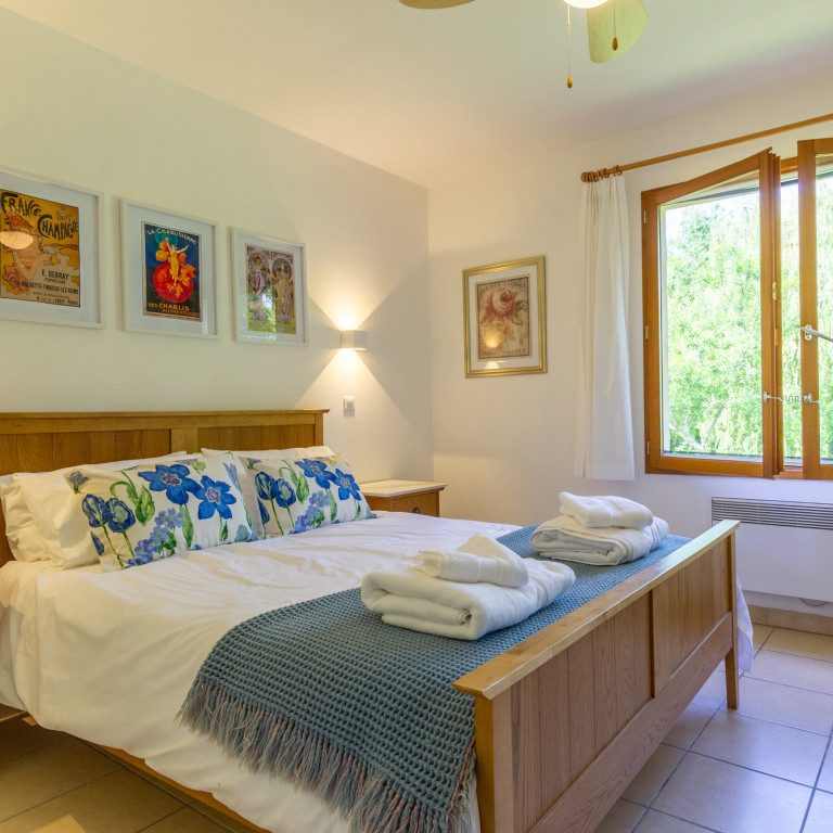 Lamouroux holiday villa, walk to village shops and restaurant, Secure fenced pool, near Bordeaux, Bergerac in SW France
