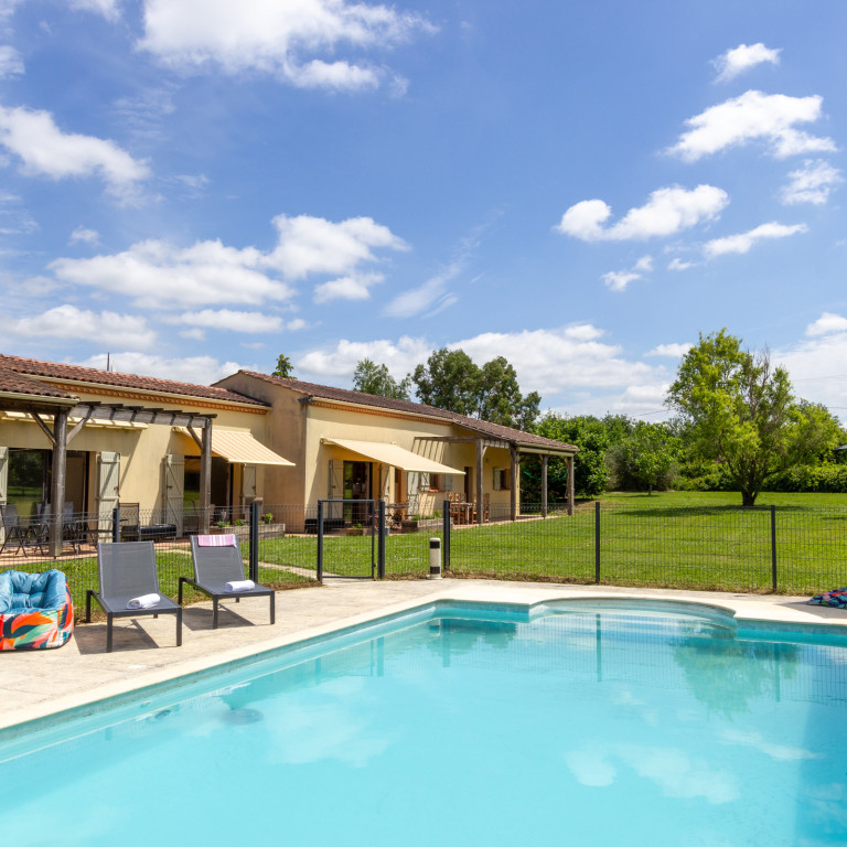 Lamouroux holiday villa, walk to village shops and restaurant, Secure fenced pool, near Bordeaux, Bergerac in SW France