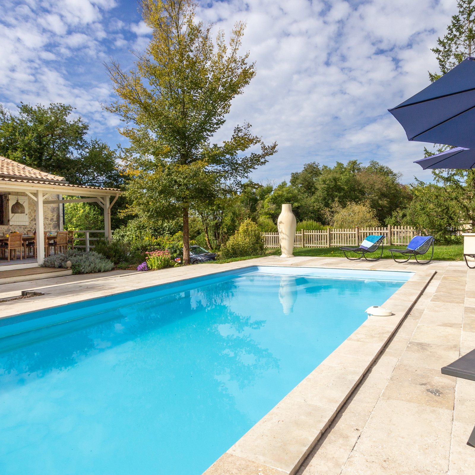 Le Pavillon de Chasse is a holiday home with a private pool and beautiful views near Duras and Monsegur in SW France
