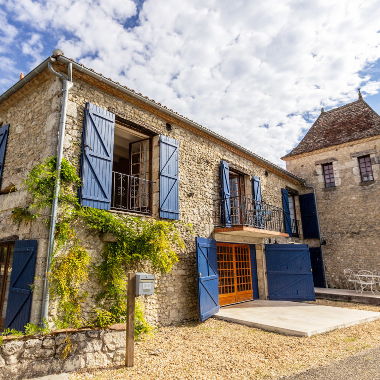 Le Pavillon de Chasse is a holiday villa with a private salt pool and beautiful views near Saint-Sernin, Duras and Monsegur in South west France