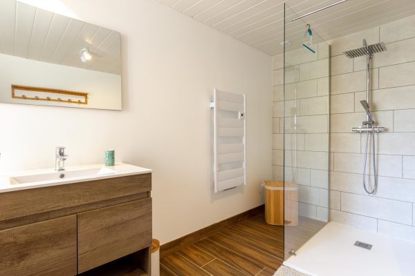 Le Petit Galice shower room is shared by al 3 of the bedrooms