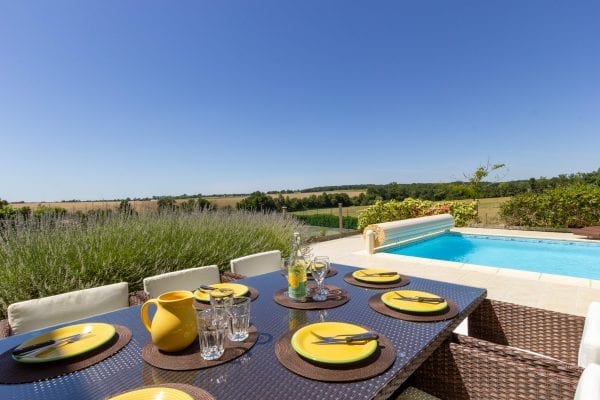 Le Rieutord holiday villa near Duras with a private secure swimming pool and a tennis court