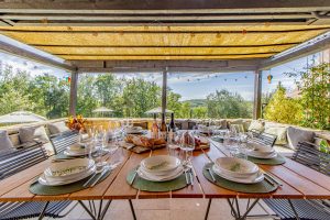 Le Vallon Shaded dining area