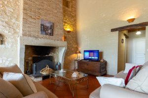 Jubin, Living room with smart tv