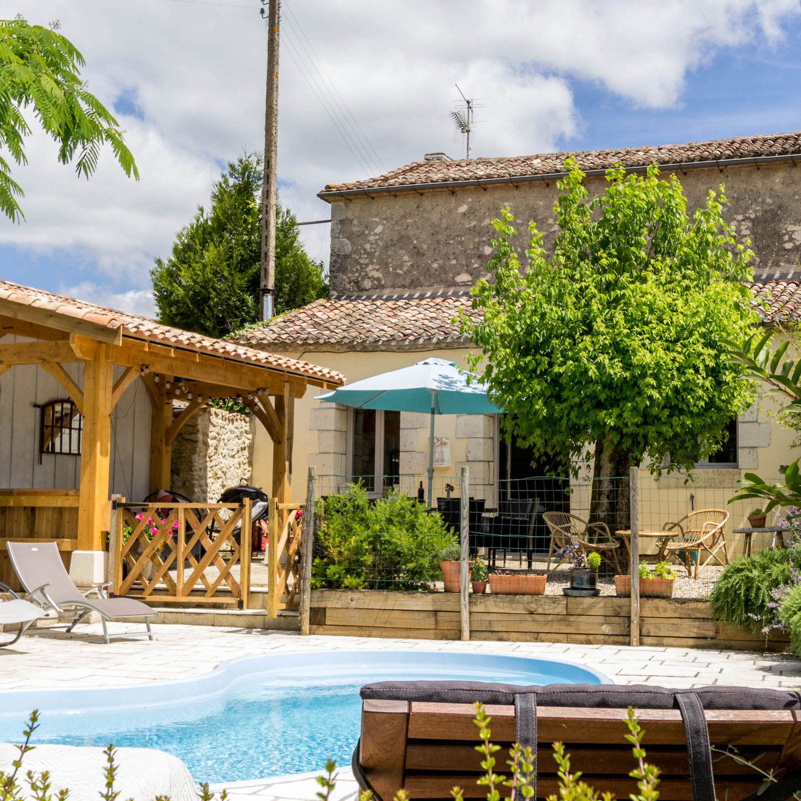 Maison Duras holiday villa sw France in Duras and near monsegur with a pool and garden