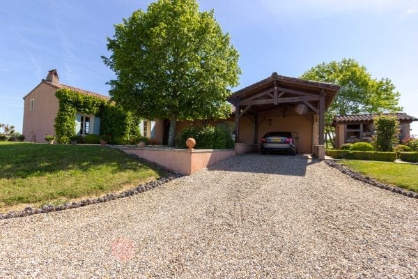 Villa Alouette, private gated driveway and covered car port