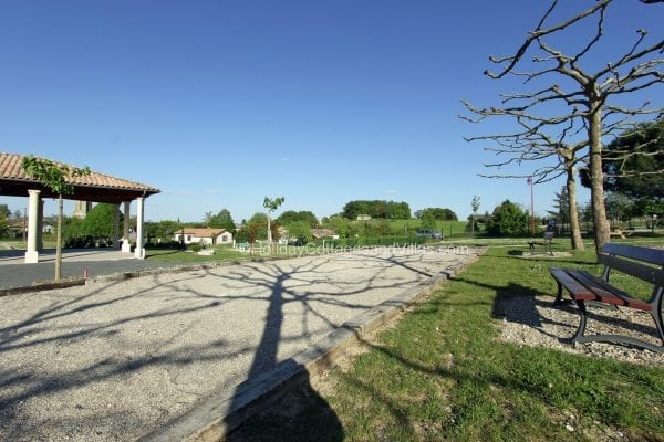 Nearby public park and children