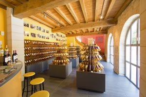 Local producers personally offer wine tastings in the Monbazillac wine and tourism shop
