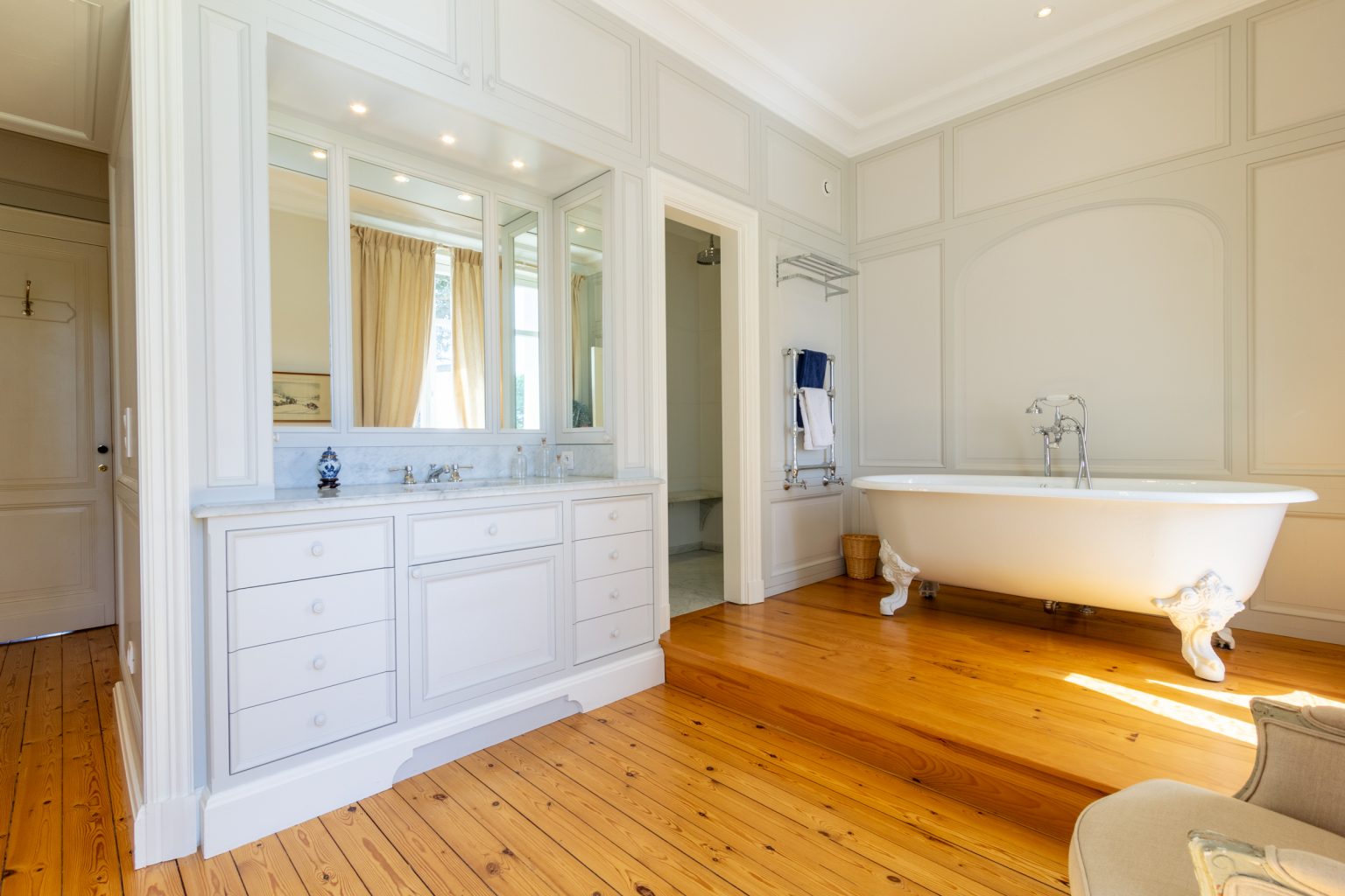The master suite, there is another wash basin area plus a separate wc, Château de Bel Air, Lalande-de-Pomerol near Bordeaux, France