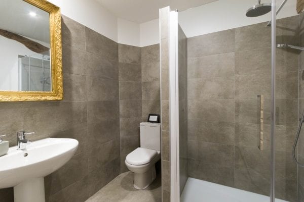 Upper floor shared shower room and wc