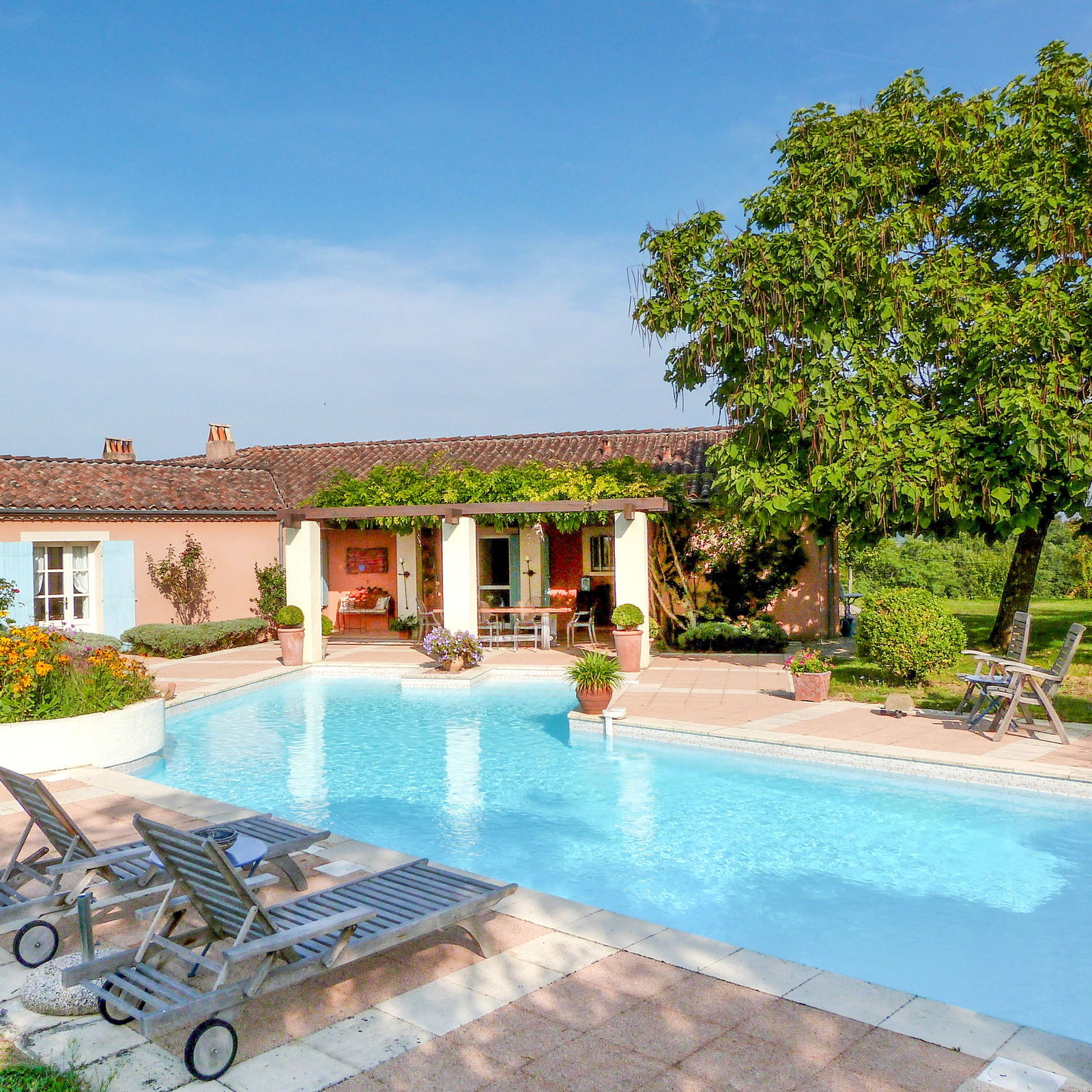 Villa Alouette with a private pool near Duras SW France