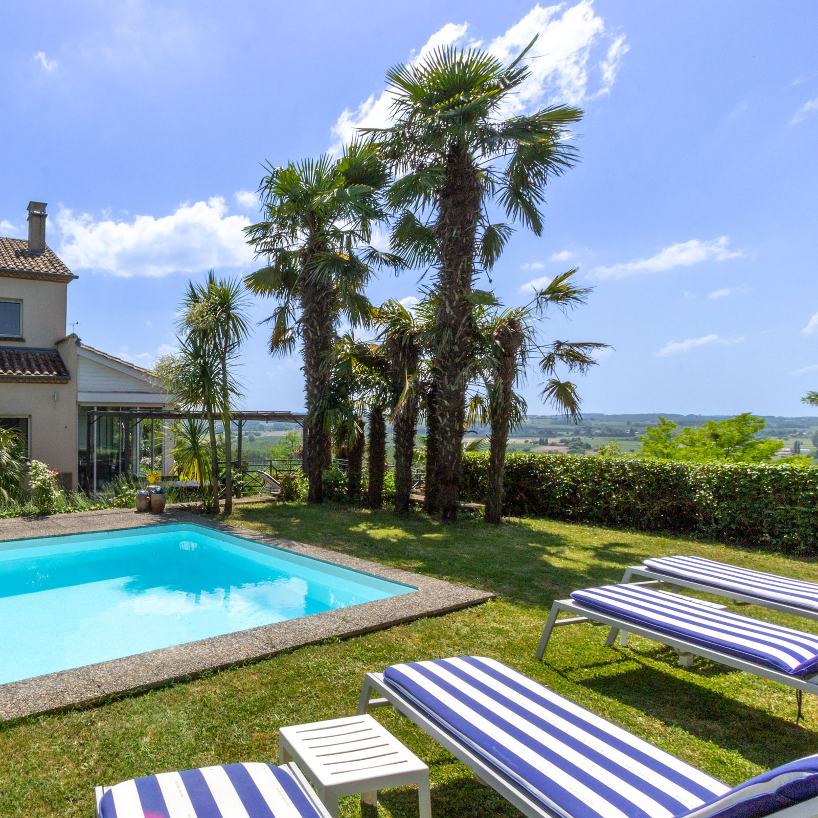 Villa Belvedere in Duras France. Views, Pool, Walk to restaurants and market