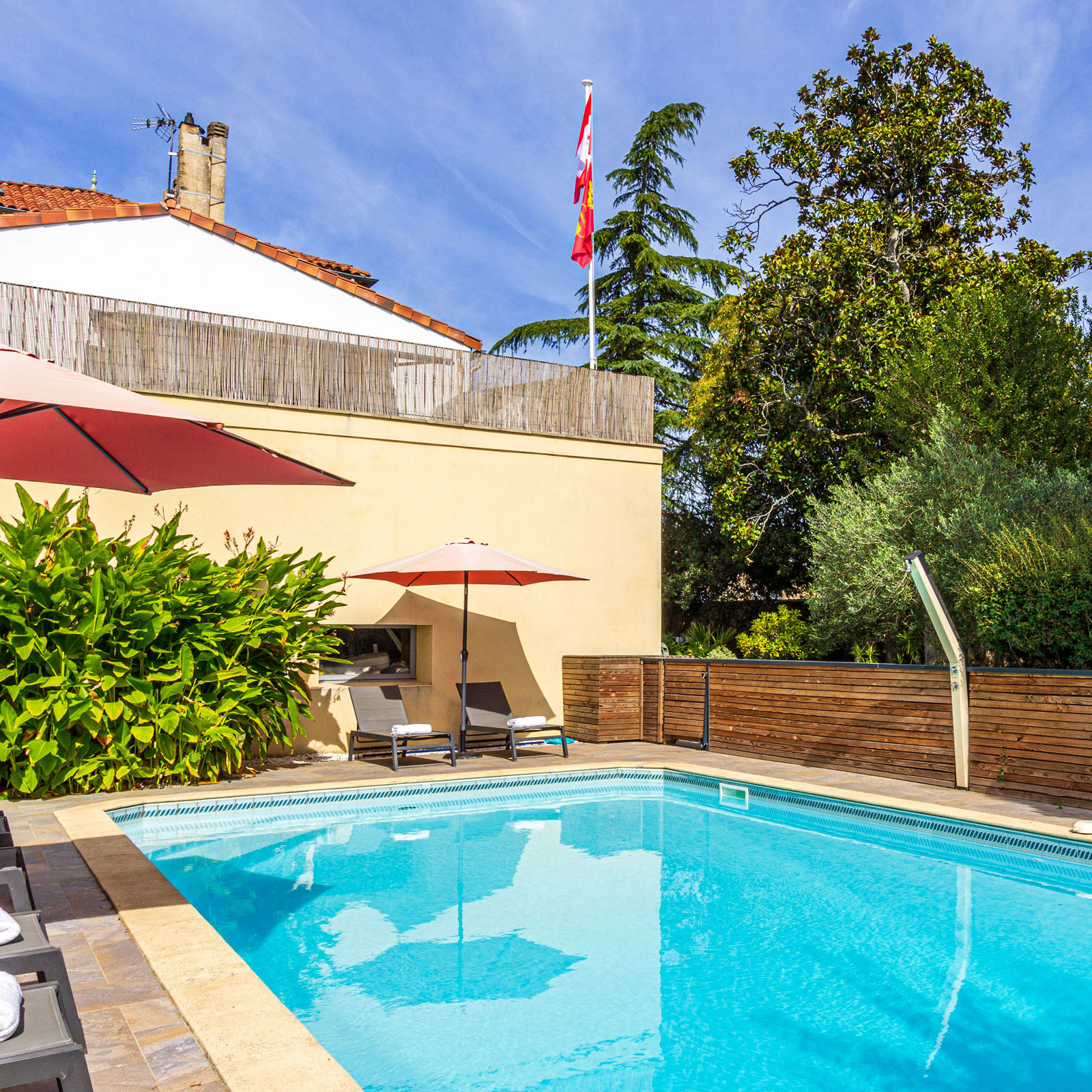 Villa Pin Napoleon, holiday villa with a private heated gated pool, walk to restaurants in Monsegur Gironde SW France