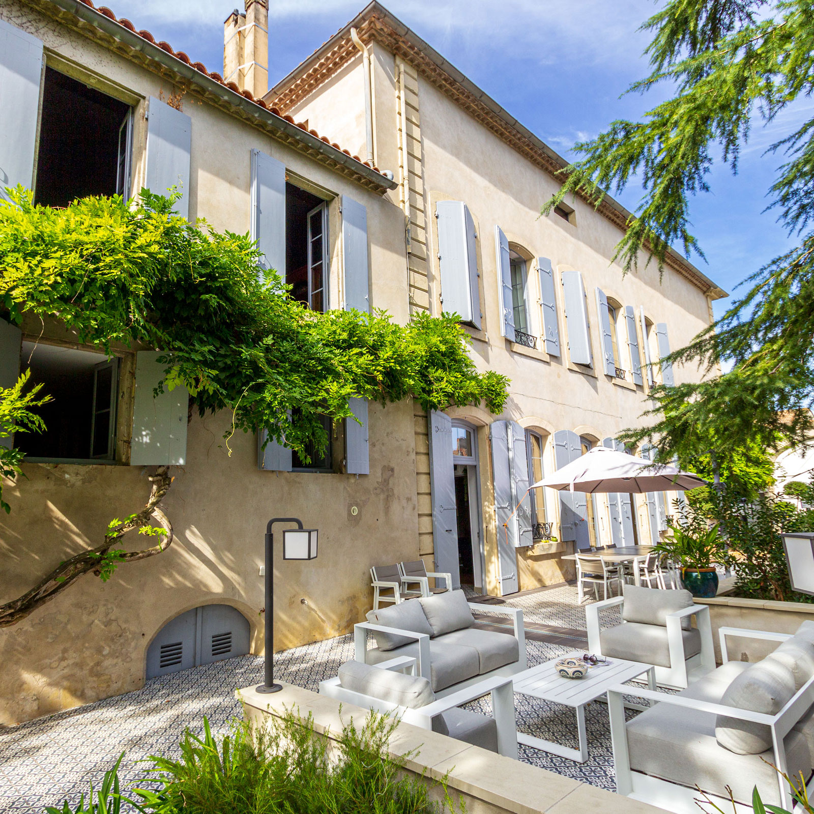 Villa Pin Napoleon, holiday villa with a private heated gated pool, walk to restaurants in Monsegur SW France