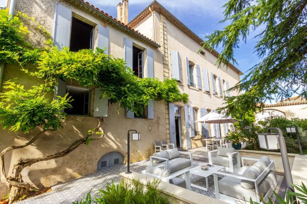 Villa Pin Napoleon, holiday villa with a private heated gated pool, walk to restaurants in Monsegur SW France