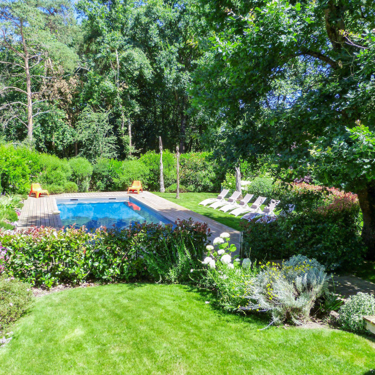 Villa des Pins Grand Cru. Bordeaux city accommodation with a private heated pool