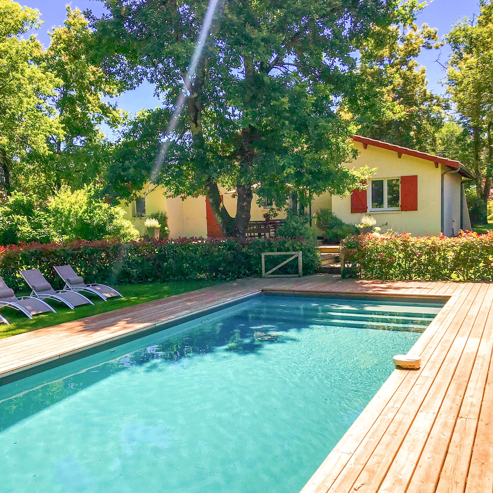 Villa des Pins Grand Cru. Bordeaux city accommodation with a private heated pool