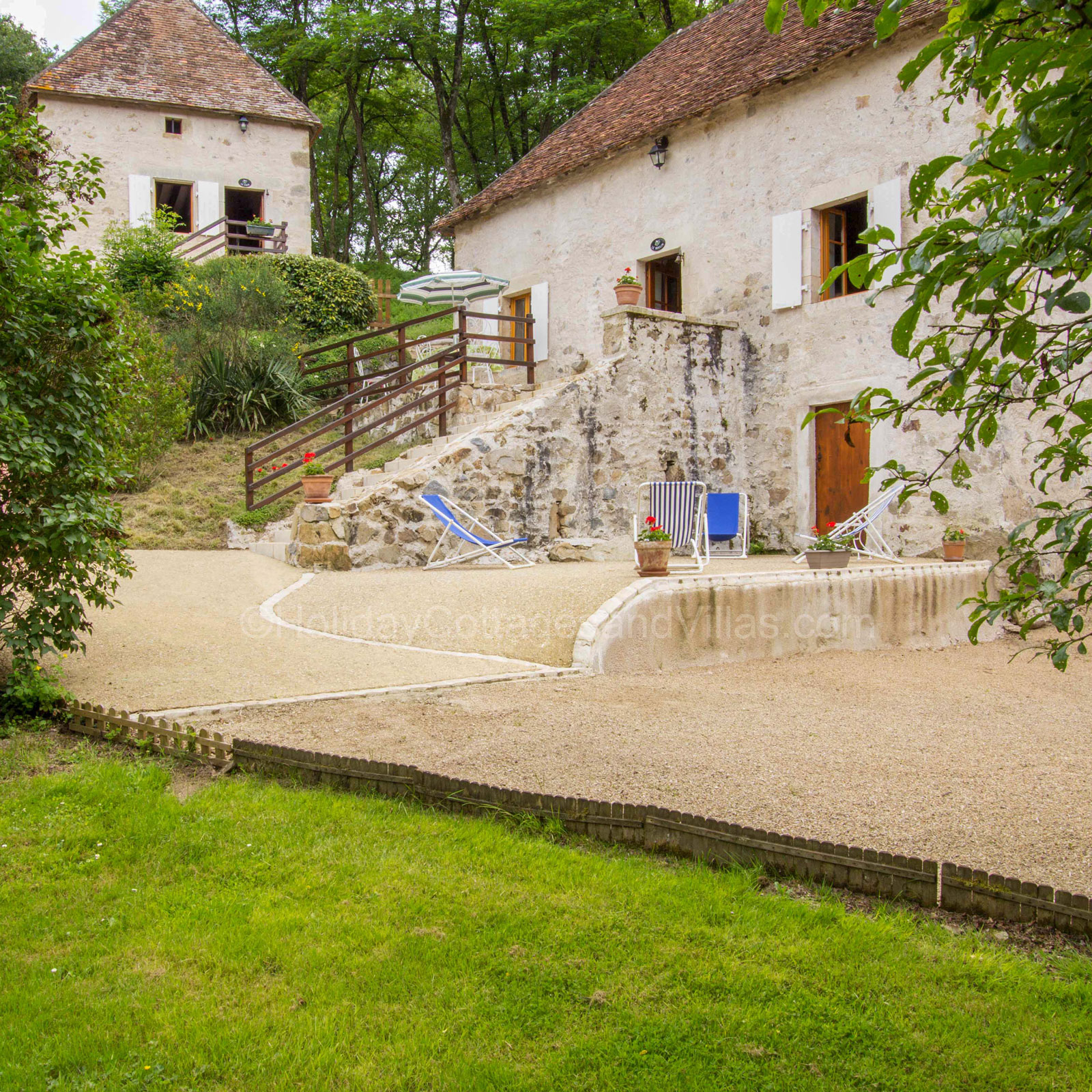 Holiday cottage in France with a pool and fishing next to a river